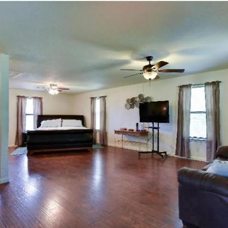 Austin Escape Bed & Breakfast Cedar Creek Exterior photo