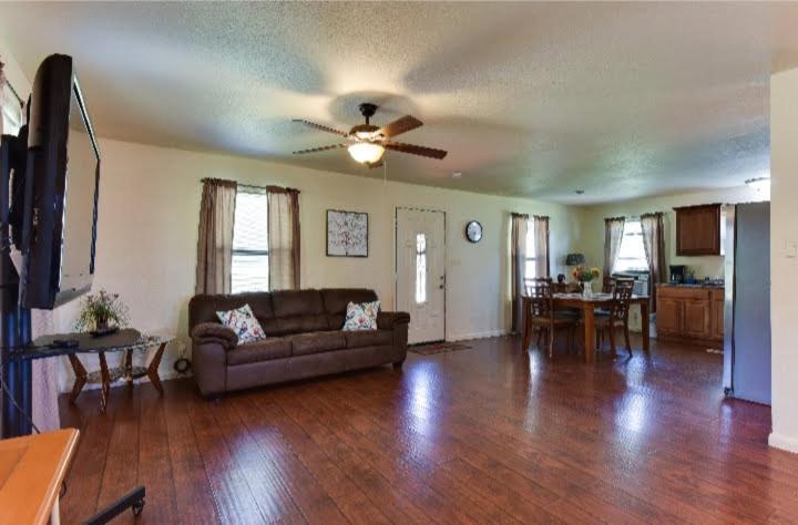 Austin Escape Bed & Breakfast Cedar Creek Exterior photo
